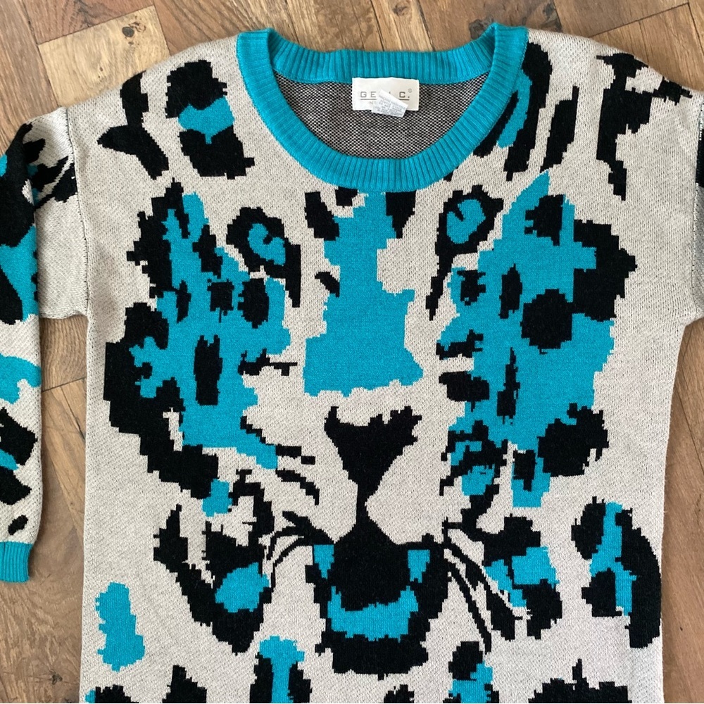 Woman’s Animal Print Sweater Size Medium - Picture 3 of 7